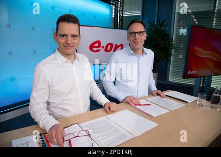 Von links nach rechts Leonhard BIRNBAUM, CEO des Management Chairman, Marc SPIEKER, Management Member, CFO, CFO, JahresPressekonferenz von E.ON SE in Essen am 15. März 2023. Stockfoto