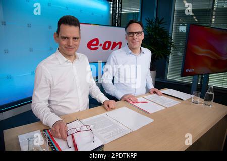 Von links nach rechts Leonhard BIRNBAUM, CEO des Management Chairman, Marc SPIEKER, Management Member, CFO, CFO, JahresPressekonferenz von E.ON SE in Essen am 15. März 2023. Stockfoto