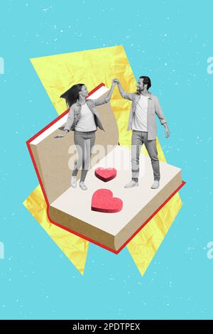 Vertikales Collagenbild von zwei Mini-Schwarzweiß-Gamma-Menschen, die Hände halten und ein großes Buch mit Herzsymbol tanzen, isoliert auf kreativem Hintergrund Stockfoto
