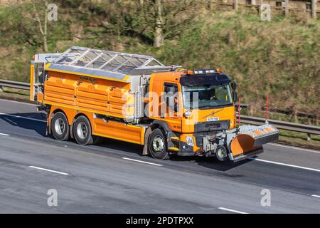 2020 VOLVO FE320 6x4 Day, 7609cc Diesel Orange Highways England ROMAQUIP Gritting Truck auf der Autobahn M61 UK. Kalter Wintermorgen mit kalten Fahrbedingungen auf der Autobahn M61, Großbritannien Stockfoto