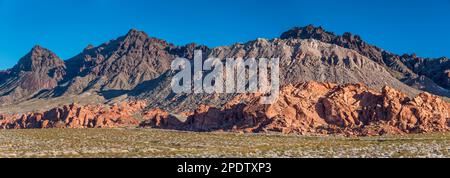 Versteinerte Redstone Dunes, Black Mtns, Aztekensandstein, Schiefer, vulkanische Felsen, Blick von der Bitter Springs Rd, Lake Mead Natl Recreation Area, Nevada, USA Stockfoto