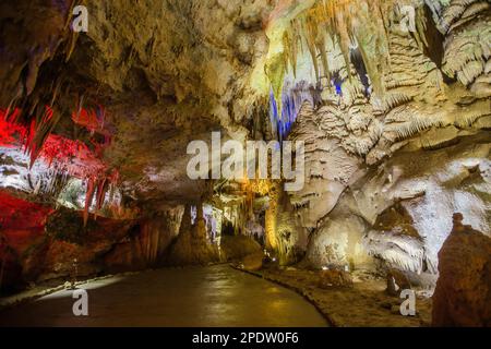 Im Inneren der touristischen Prometheus Cave in Tskaltubo, Imereti Region, Georgia. Stockfoto