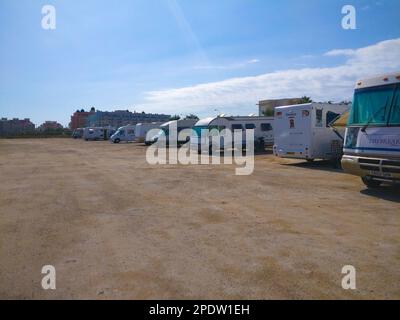 Parkhaus aus rauem Stein, auf dem neben dem Strand in Roquetas de Mar, Spanien, geparkt wird Stockfoto