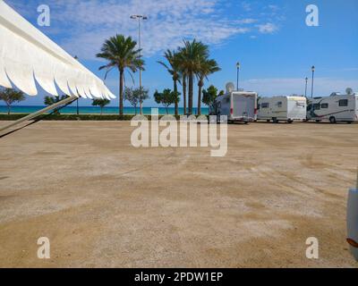 Parkhaus aus rauem Stein, auf dem neben dem Strand in Roquetas de Mar, Spanien, geparkt wird Stockfoto