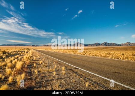 15 km lange, gerade Strecke des Grand Army of the Republic Highway (US 6), Hot Creek Range in der Ferne, Great Basin Desert, östlich von Tonopah, Nevada USA Stockfoto