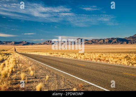 15 km lange, gerade Strecke des Grand Army of the Republic Highway (US 6), Hot Creek Range in der Ferne, Great Basin Desert, östlich von Tonopah, Nevada USA Stockfoto