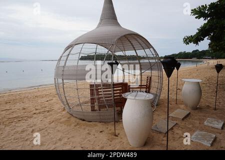 Wunderschöner Strand in Nusa Dua Bali, Indonesien bei Tageslicht mit weißem Sand und sonnigen Wolken Stockfoto