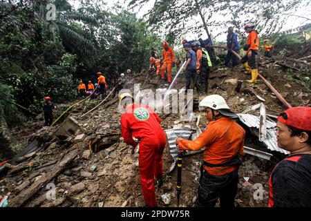 Bogor, Indonesien. 15. März 2023. Mitglieder des Such- und Rettungsteams suchen nach Opfern nach einem Erdrutsch im Dorf Empang in Bogor, West Java, Indonesien, 15. März 2023. Kredit: Sandika Fadilah/Xinhua/Alamy Live News Stockfoto