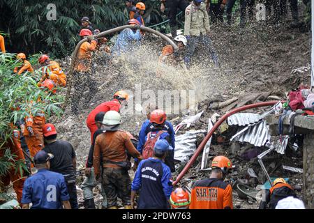 Bogor, Indonesien. 15. März 2023. Mitglieder des Such- und Rettungsteams suchen nach Opfern nach einem Erdrutsch im Dorf Empang in Bogor, West Java, Indonesien, 15. März 2023. Kredit: Sandika Fadilah/Xinhua/Alamy Live News Stockfoto