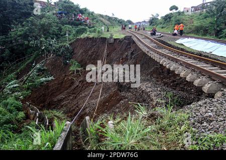 Bogor, Indonesien. 15. März 2023. Eine vom Erdrutsch betroffene Eisenbahn ist in Bogor, West Java, Indonesien, 15. März 2023 zu sehen. Kredit: Sandika Fadilah/Xinhua/Alamy Live News Stockfoto