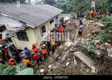 Bogor, Indonesien. 15. März 2023. Such- und Rettungsteam-Mitglieder Opfer eines Erdrutsches in Empang Village in Bogor, West Java, Indonesien, 15. März 2023. Kredit: Sandika Fadilah/Xinhua/Alamy Live News Stockfoto