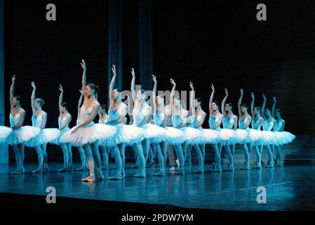 Das Paris Opera Ballet führt den Schwanensee im Rahmen seiner australischen Tour ab 16. Juni 2007 auf. Das Capitol Theatre, Sydney, Australien. 15.06.07. Stockfoto