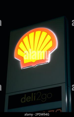 Shell-Logo leuchtet bei Nahaufnahmen bei Nacht Stockfoto