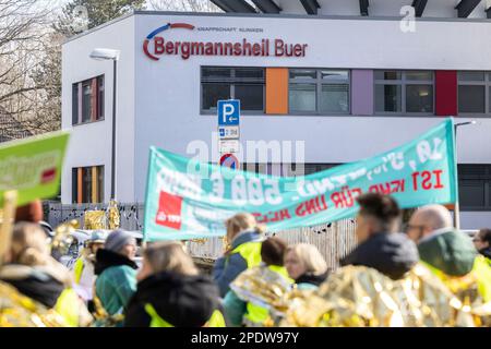 Gelsenkirchen, Deutschland. 15. März 2023. Die Demonstration führt entlang des Bergmannsheil-Buer-Krankenhauses in Gelsenkirchen. Verdi fordert Streiks in vielen nordrhein-westfälischen Städten im Gesundheitswesen. Kredit: Christoph Reichwein/dpa/Alamy Live News Stockfoto