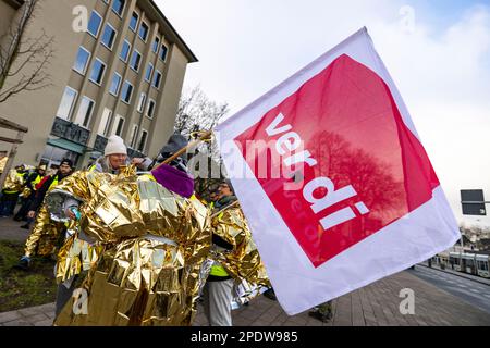 Gelsenkirchen, Deutschland. 15. März 2023. Eine Flagge der Gewerkschaft Ver. Di bei der Demonstration in Gelsenkirchen, die Streikenden in goldenen Umhängen. Verdi fordert Streiks in vielen nordrhein-westfälischen Städten im Gesundheitswesen. Kredit: Christoph Reichwein/dpa/Alamy Live News Stockfoto