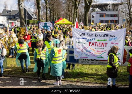 Gelsenkirchen, Deutschland. 15. März 2023. Strike's Rallye, Poster sind ausgestellt. Verdi fordert Streiks in vielen nordrhein-westfälischen Städten im Gesundheitswesen. Kredit: Christoph Reichwein/dpa/Alamy Live News Stockfoto