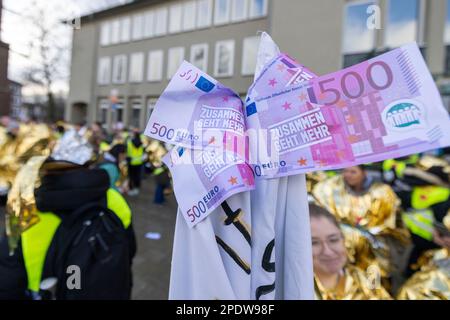 Gelsenkirchen, Deutschland. 15. März 2023. Symbolisierte 500-Euro-Scheine mit der Aufschrift „zusammen geht mehr“. Verdi fordert Streiks in vielen nordrhein-westfälischen Städten im Gesundheitswesen. Kredit: Christoph Reichwein/dpa/Alamy Live News Stockfoto