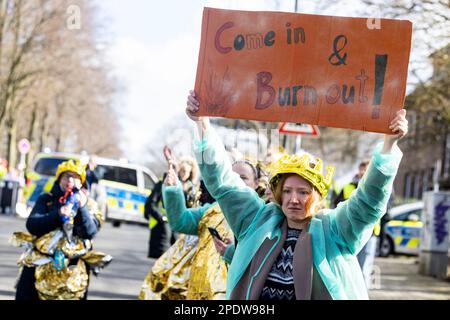 Gelsenkirchen, Deutschland. 15. März 2023. Eine Krankenschwester zeigt ein Schild an, auf dem die Werte „ein- und Ausbrennen“ angezeigt werden. Verdi fordert Streiks in vielen nordrhein-westfälischen Städten im Gesundheitswesen. Kredit: Christoph Reichwein/dpa/Alamy Live News Stockfoto