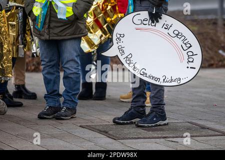 Gelsenkirchen, Deutschland. 15. März 2023. Ein Stürmer mit einem Schild in der Hand, Geld reicht! Mit den Reichen, Profiten, Waffen. Verdi fordert Streiks in vielen nordrhein-westfälischen Städten im Gesundheitssektor. Kredit: Christoph Reichwein/dpa/Alamy Live News Stockfoto