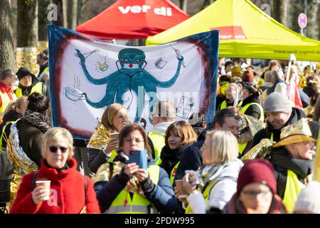 Gelsenkirchen, Deutschland. 15. März 2023. Strike's Rallye, Poster sind ausgestellt. Verdi fordert Streiks in vielen nordrhein-westfälischen Städten im Gesundheitswesen. Kredit: Christoph Reichwein/dpa/Alamy Live News Stockfoto