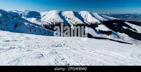 Wunderschöner Wintertag auf dem Gipfel des Chopok-Hügels in der NiedrigTatra in der Slowakei Stockfoto