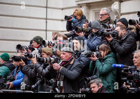 Downing Street, London, Großbritannien. 15. März 2023 Die Presse wartet auf Schatzkanzler Jeremy Hunt, fährt von der Downing Street Nr. 11 mit der berühmten roten Haushaltsbox ab, bevor er seine Frühjahrserklärung vor dem Parlament abgibt. Amanda Rose/Alamy Live News Foto von Amanda Rose/Alamy Live News Stockfoto