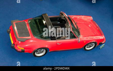 Luftaufnahme eines roten Porsche 911 Carrera Targa (3,2 Liter), 1986 2023, Teil der London Classic Car Auction in Olympia, London Stockfoto