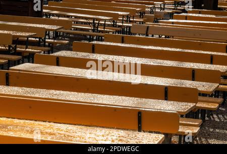 München, Deutschland. 15. März 2023. Leere gelbe Bierbänke und Tische stehen in einem Biergarten am Wiener Platz im Viertel Haidhausen. Kredit: Peter Kneffel/dpa/Alamy Live News Stockfoto