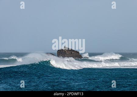 Raue See über dem Golden Ball Rock, vor der Nordküste der Insel Tresco auf den Isles of Scilly, Cornwall, Großbritannien Stockfoto