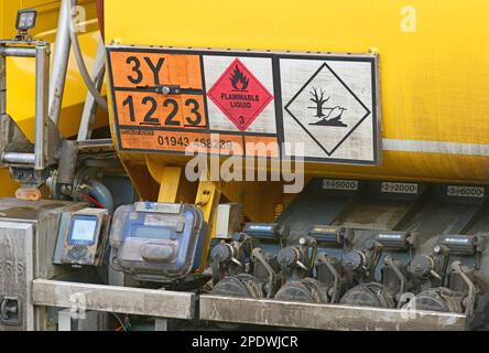 Tanklastwagen, der einheimisches Heizöl in der Straße transportiert, york yorkshire, vereinigtes Königreich Stockfoto