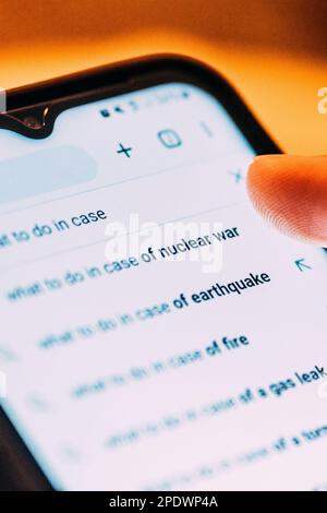 Nahaufnahme der Rückansicht einer Frau, die dystopische Themen sucht, während die Suchmaschine prädiktiven Text erzeugt Stockfoto