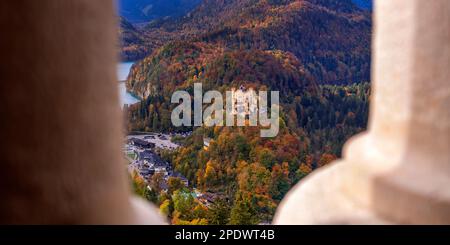 Schloss Hohenschwangau Blick vom Schloss Neuschwanstein,Palast im neo-romanischen Stil aus dem 19. Jahrhundert, Schwangau, Füssen, Ostallgäu, Bayern, Keim Stockfoto