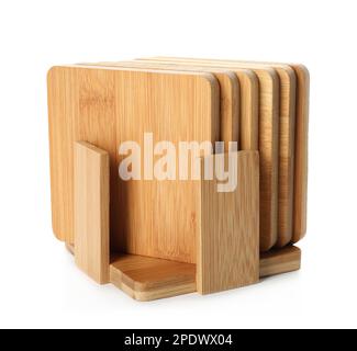 Stilvolle Untersetzer aus Holzbechern auf weißem Hintergrund Stockfoto
