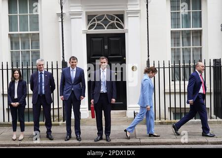 Der Schatzkanzler Jeremy Hunt verlässt die 11 Downing Street, London, mit seiner Ministerkasten und Mitgliedern seines Ministerialteams (von links nach rechts), Baroness Joanna Penn, James Cartlidge, John Glen, Victoria Atkins und Andrew Griffith, bevor er seinen Haushalt in den Parlamentsgebäuden abgibt. Bilddatum: Mittwoch, 15. März 2023. Siehe Geschichte der PA, POLITIKBUDGET. Das Foto sollte lauten: Stefan Rousseau/PA Wire Stockfoto