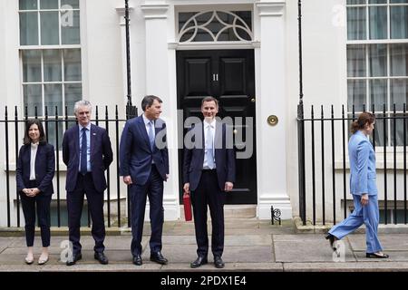 Der Schatzkanzler Jeremy Hunt verlässt die 11 Downing Street, London, mit seiner Ministerkiste und Mitgliedern seines Ministerialteams (von links nach rechts), Baroness Joanna Penn, James Cartlidge, John Glen und Victoria Atkins, bevor er seinen Haushalt in den Parlamentsgebäuden vorlegt. Bilddatum: Mittwoch, 15. März 2023. Siehe Geschichte der PA, POLITIKBUDGET. Das Foto sollte lauten: Stefan Rousseau/PA Wire Stockfoto