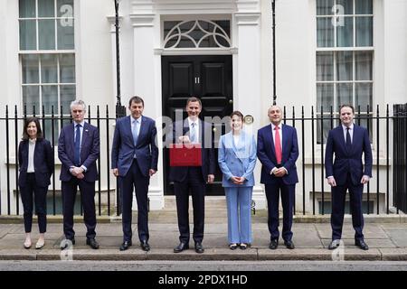 Der Schatzkanzler Jeremy Hunt verlässt die 11 Downing Street, London, mit seiner Ministerkiste und Mitgliedern seines Ministerialteams (von links nach rechts), Baroness Joanna Penn, James Cartlidge, John Glen, Victoria Atkins, Andrew Griffith und Gareth Davies, bevor er seinen Haushalt in den Houses of Parliament abgibt. Bilddatum: Mittwoch, 15. März 2023. Siehe Geschichte der PA, POLITIKBUDGET. Das Foto sollte lauten: Stefan Rousseau/PA Wire Stockfoto