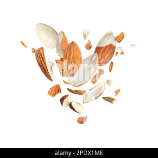 Leckere Mandelstücke auf weißem Hintergrund Stockfoto