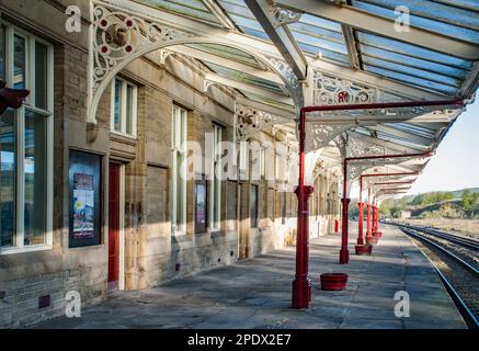 Hellifield Bahnhof in North Yorkshire. Dies ist ein Zwischenstopp an der Settle * Carlisle-Linie für Dampflokomotiven, die auf Wasser fahren. Stockfoto