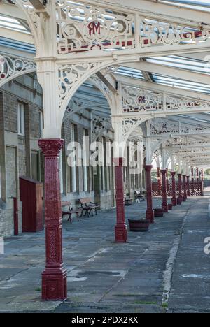 Hellifield Bahnhof in North Yorkshire. Dies ist ein Zwischenstopp an der Settle * Carlisle-Linie für Dampflokomotiven, die auf Wasser fahren. Stockfoto