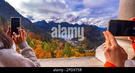 Schloss Hohenschwangau Blick vom Schloss Neuschwanstein,Palast im neo-romanischen Stil aus dem 19. Jahrhundert, Schwangau, Füssen, Ostallgäu, Bayern, Keim Stockfoto