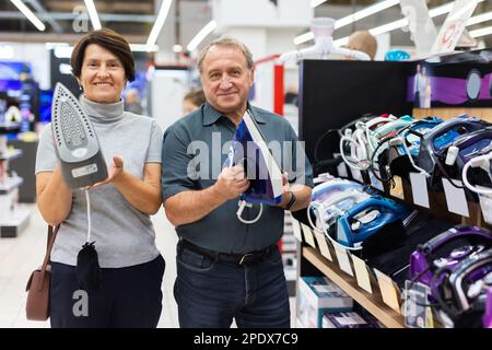 Ältere Männer und ältere Frauen entscheiden sich für Eisen im Geschäft Stockfoto
