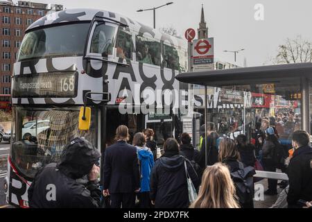 Die Londoner Pendler stehen in der Schlange für den Bus, um zur Arbeit zu pendeln, während der Stoßzeit inmitten der Streiks der Londoner U-Bahn-Arbeiter. Mehr als 10.000 Mitglieder der National Union of Rail, Maritime and Transport Workers (RMT) nahmen am Frühjahrstag an der Streikaktion der Londoner U-Bahn Teil, die das Londoner Verkehrsnetz lahmlegte. Lehrermitglieder von University and College Union und Juniorärzte der British Medical Association streiken heute auch in einem Streit über Bezahlung und Arbeitsbedingungen inmitten der Kosten-Leben-Krise. (Foto: Hesther N Stockfoto