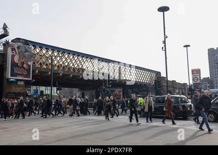 Die Londoner Pendler gehen morgens zur Hauptverkehrszeit zur Arbeit, inmitten der Streiks der Londoner U-Bahn-Arbeiter. Mehr als 10.000 Mitglieder der National Union of Rail, Maritime and Transport Workers (RMT) nahmen am Frühjahrstag an der Streikaktion der Londoner U-Bahn Teil, die das Londoner Verkehrsnetz lahmlegte. Lehrermitglieder von University and College Union und Juniorärzte der British Medical Association streiken heute auch in einem Streit über Bezahlung und Arbeitsbedingungen inmitten der Kosten-Leben-Krise. (Foto: Hesther Ng/SOPA Images/Sipa U Stockfoto