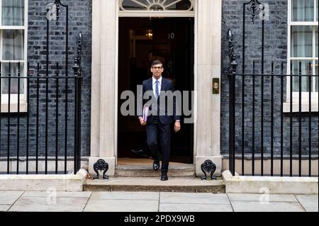 London, Großbritannien. 15. März 2023. Premierminister Rishi Sunak verlässt die Downing Street, um an der Fragestunde der Premierminister im Parlament teilzunehmen. Claire Doherty/Alamy Live News Stockfoto