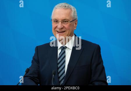 München, Deutschland. 15. März 2023. Joachim Herrmann (CSU), Innenminister Bayerns, spricht auf einer Pressekonferenz, um die Kriminalitätsstatistik 2022 im Bayerischen Innenministerium vorzustellen. Kredit: Sven Hoppe/dpa/Alamy Live News Stockfoto