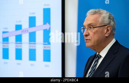 München, Deutschland. 15. März 2023. Joachim Herrmann (CSU), Innenminister Bayerns, spricht auf einer Pressekonferenz, um die Kriminalitätsstatistik 2022 im Bayerischen Innenministerium vorzustellen. Kredit: Sven Hoppe/dpa/Alamy Live News Stockfoto