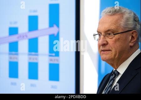 München, Deutschland. 15. März 2023. Joachim Herrmann (CSU), Innenminister Bayerns, spricht auf einer Pressekonferenz, um die Kriminalitätsstatistik 2022 im Bayerischen Innenministerium vorzustellen. Kredit: Sven Hoppe/dpa/Alamy Live News Stockfoto