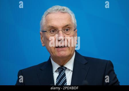 München, Deutschland. 15. März 2023. Joachim Herrmann (CSU), Innenminister Bayerns, spricht auf einer Pressekonferenz, um die Kriminalitätsstatistik 2022 im Bayerischen Innenministerium vorzustellen. Kredit: Sven Hoppe/dpa/Alamy Live News Stockfoto