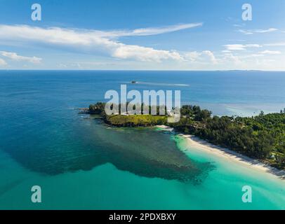 Luftdrohne von Seascape mit tropischem Sandstrand und blauem Ozean. Die Spitze von Borneo. Kalampunian Beach. Borneo, Malaysia. Stockfoto