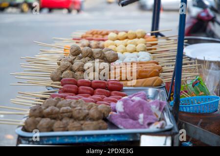 Verschiedene Speisen mit Stöcken, die auf der Straße in Bangkok, Thailand verkauft werden Stockfoto